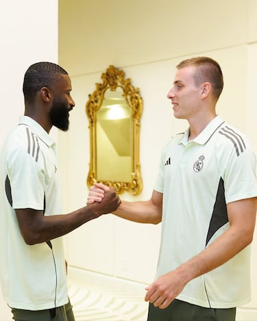 Lunin saluda a Rüdiger, a la llegada del primero al hotel Four Seasons Palm Beach, en Florida.