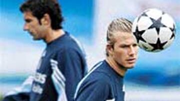 <b>CAMBIO EN LAS BANDAS</B>. Figo se entrenó ayer algo contrariado por su obligado cambio de banda. Beckham tiene que jugar en la derecha.