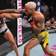 Oliveira se queda el trono de Khabib tras fulminar a Chandler