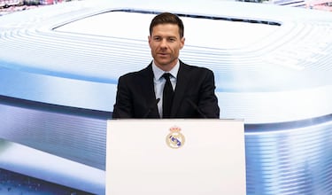 Xabi Alonso: “Es un día muy especial que voy a tener marcado en mi calendario de por vida. Estoy muy feliz de estar aquí, en mi casa. Estuve unos años fuera, pero el vínculo con el madridismo siempre ha estado ahí. Desde que entré en Valdebebas renació y se encendió ese sentimiento. Es el inicio de una etapa y quiero dar las gracias al presidente por la confianza y por pensar que soy la persona adecuada para liderar esta nueva etapa, que afronto con energía e ilusión. Siento que el madridismo tiene esa ilusión por una nueva etapa y por hacer más grande la historia de este club”.