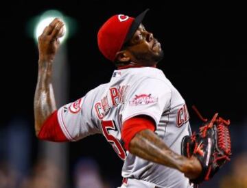 Aroldis Chapman de los Cincinnati Redslanza en la novena entrada contra los Pittsurgh Pirates durante el juego en el PNC Park el 5 de mayo de 2015, de Pittsburgh, Pennsylvania