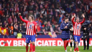 Griezmann saluda a la afición del Atlético al término del encuentro ante el Real Madrid.