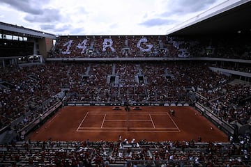 Los espectadores colocaron carteles con la inscripci¨®n "14 RG", en honor a las 14 finales de Roland-Garros ganadas por Rafael Nadal, durante una ceremonia en honor al exjugador espa?ol Rafael Nadal en la cancha Philippe-Chatrier.