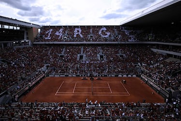 Los espectadores colocaron carteles con la inscripción "14 RG", en honor a las 14 finales de Roland-Garros ganadas por Rafael Nadal, durante una ceremonia en honor al exjugador español Rafael Nadal en la cancha Philippe-Chatrier.