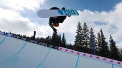 Queralt Castellet compite en la Copa del Mundo de snowboard, modalidad de halfpipe, en Copper Mountain, Estados Unidos.