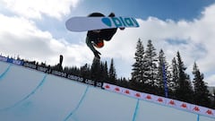 Queralt Castellet compite en la Copa del Mundo de snowboard, modalidad de halfpipe, en Copper Mountain, Estados Unidos.
