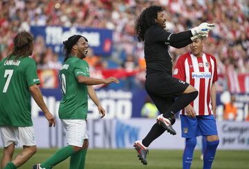 René Higuita y Ronaldinho hicieron de las suyas en el Vicente Calderón. El brasileño no paró de reír al lado de 'El Loco'.