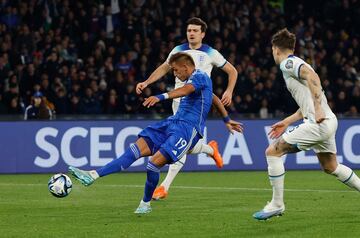 Soccer Football - UEFA Euro 2024 Qualifiers - Group C - Italy v England - Stadio Diego Armando Maradona, Naples, Italy - March 23, 2023 Italy's Mateo Retegui scores their first goal REUTERS/Ciro De Luca