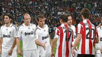 <b>22 FIERAS Y UN 'MININO'. </b> Los protagonistas del Madrid-Athletic barruntaban un partido grande, pero Álvarez Izquierdo no estaba por la labor. Sólo él desentonó.