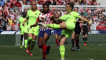 Ludmila y Mapi León, jugadoras del Atlético y del Barça, durante un Clásico de la Primera Iberdrola.