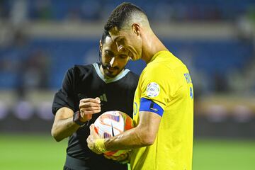 El 芍rbitro pide a Cristiano que le firme el bal車n