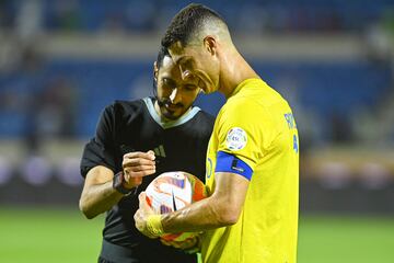 El árbitro pide a Cristiano que le firme el balón