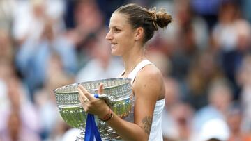 Karolina Pliskova, recogiendo el t&iacute;tulo de Eastbourne.