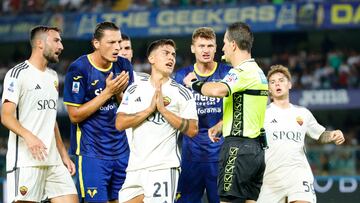 Verona (Italy), 26/08/2023.- Referee Daniele Doveri shows the yellow card to AS Roma's Paulo Dybala (4-L) during the Italian Serie A soccer match Hellas Verona vs AS Roma at Marcantonio Bentegodi stadium in Verona, Italy, 26 August 2023. (Italia) EFE/EPA/EMANUELE PENNACCHIO
