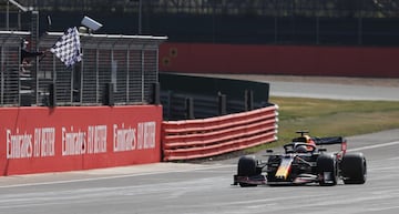 Max Verstappen se llevó el Gran Premio 70 Aniversario 2020 con suma autoridad por delante de Lewis Hamilton y Valtteri Bottas.

