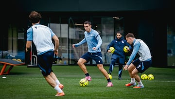 Jon Karrikaburu, en un entrenamiento de la Real Sociedad en Zubieta.
