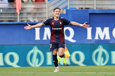 No se puede pasar por alto el gol de Corpas, también candidato a uno de los mejores del curso. El centrocampista el Eibar, en su caso, optó por un disparo desde el centro del campo, al ver al meta rival adelantado. Golazo.