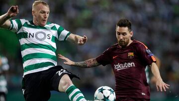 El franc&eacute;s del Sporting de Portugal, Jeremy Mathieu, pugnando por un bal&oacute;n con Leo Messi.