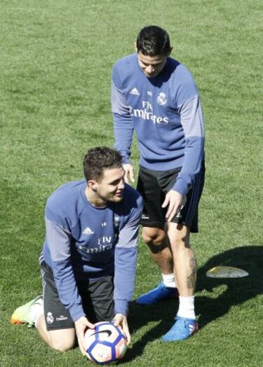 Gran ambiente entre los jugadores del Real Madrid durante el entrenamiento.
