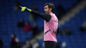 BARCELONA, SPAIN - JANUARY 21: Diego Lopez of Espanyol warms up prior to the La Liga Santander match between RCD Espanyol and Real Betis at RCDE Stadium on January 21, 2022 in Barcelona, Spain. (Photo by Alex Caparros/Getty Images)
