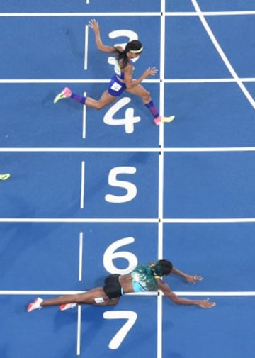 La atleta Shaunae Miller batió por sorpresa a Allyson Felix, aunque para ello tuvo que recurrir al planchazo en la misma línea de meta. Venció por 7 centésimas.