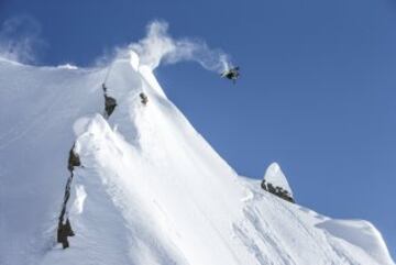 Travis Rice, uno de los mejores snowboarders, en acci¨®n durante una pel¨ªcula.