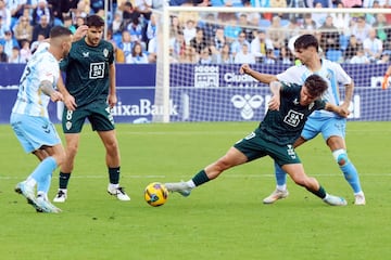 Dioni; Melero, Melamed y Kevin en la disputa de un baln.