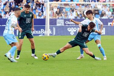 Un autogol de Pastor en el 96 silencia La Rosaleda y alivia al Almera