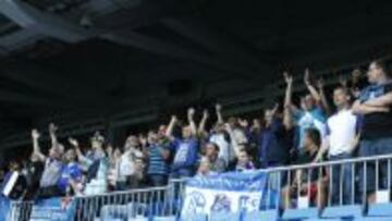 'TOMARON EL BERNABÉU'. Trescientos hinchas del Schalke presenciaron el entrenamiento de su equipo y empezaron a ensayar los cánticos que entonarán hoy.