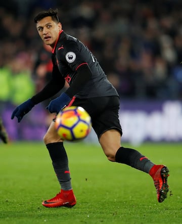 Alexis Sánchez anotó dos goles en la victoria de Arsenal sobre Crystal Palace.