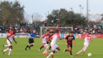 Chicharito, rodeado de contrarios.