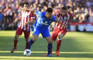 El delantero rumano del Getafe Criprian (c) avanza con el balón ante el centrocampista del Atlético de Madrid Mario Suárez (d), en el partido de la trigésima tercera jornada de liga de Primera División disputado esta tarde en el Coliseo Alfonso Pérez de Getafe.