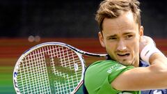 Rosmalen (Netherlands), 09/06/2022.- Daniil Medvedev of Russia in action against Gilles Simon of France during their second round match of the Libema Open Rosmalen Grass Court Championships tennis tournament in Rosmalen, Netherlands, 09 June 2022. (Tenis, Abierto, Francia, Países Bajos; Holanda, Rusia) EFE/EPA/Sander Koning
