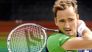 Rosmalen (Netherlands), 09/06/2022.- Daniil Medvedev of Russia in action against Gilles Simon of France during their second round match of the Libema Open Rosmalen Grass Court Championships tennis tournament in Rosmalen, Netherlands, 09 June 2022. (Tenis, Abierto, Francia, Países Bajos; Holanda, Rusia) EFE/EPA/Sander Koning