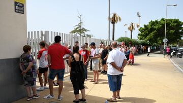 Aficionados de la UD Almería hacen cola a las puertas del Estadio de Juegos Mediterráneos para renovar sus abonos para la temporada 22/23