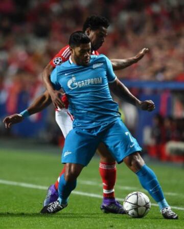 Zenit's Brazilian forward Hulk (L) vies with Benfica's defender Eliseu during the UEFA Champions League round of 16 football match SL Benfica vs FC Zenith Saint-Petersburg at the Luz stadium in Lisbon on February 16, 2016.