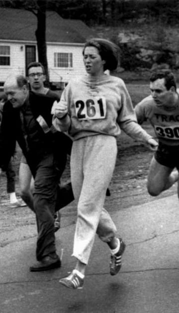 Durante la carrera, uno de los comisarios, llamado Jock Semple, se percató que K. Switzer era, una mujer, intentó sacarla a empujones de la carrera.