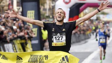 El atleta marroqu&iacute; Chakib Lachgar, afincado en Gipuzkoa, celebra su victoria en la edici&oacute;n n&uacute;mero 55 de la Behobia-San Sebasti&aacute;n.