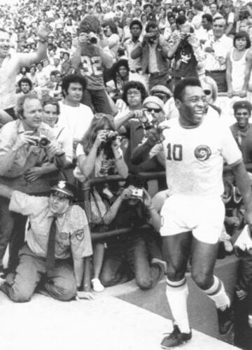 Pelé firmó con el Cosmos de Nueva York en junio de 1975 tras descartar otras ofertas de equipos europeos (entre ellos al Real Madrid). Estuvo hasta 1977, disputó más de cien partidos y marcó más de sesenta goles. En su última etapa en el equipo de la Gran Manzana coincidió con Franz Beckenbauer y Carlos Alberto.