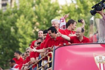 El entrenador del Sevilla, Unai Emery, y el presidente del club, José Castro Carmona, en el autobús descapotable en el que el equipo realiza esta tarde su paseo triunfal para festejar y ofrecer a la ciudad su quinta Liga Europa conseguida el pasado miércoles en Basilea (Suiza)