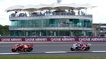 Márquez detrás de Bagnaia en Silverstone.