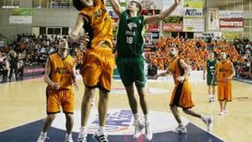 <b>SUFRIENDO. </b>Leo Mainoldi intenta taponar a Joel Freeland.