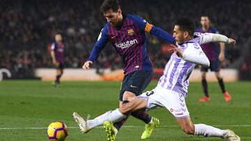 BARCELONA, SPAIN - FEBRUARY 16:  Lionel Messi of Barcelona is challenged by Anuar of Real Valladolid during the La Liga match between FC Barcelona and Real Valladolid CF at Camp Nou on February 16, 2019 in Barcelona, Spain.  (Photo by David Ramos/Getty Im