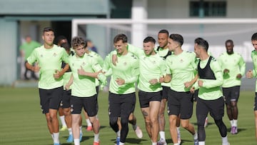 Los jugadores del Betis, en la sesión de hoy.