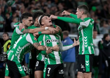 Los jugadores del Betis celebran el 1-0 de Antony al Barcelona. 
