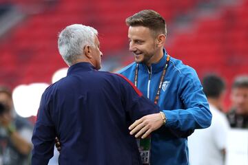 Mourinho y Rakitic se saludan.