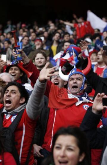 Hinchas chilenos en el estadio Emirates de Londres.