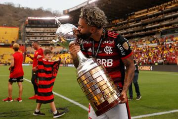 GUAYAQUIL, ECUADOR - OCTOBER 29: Gabriel Barbosa of Flamengo kisses the trophy after winning the final of Copa CONMEBOL Libertadores 2022 between Flamengo and Athletico Paranaense at Estadio Monumental Isidro Romero Carbo on October 29, 2022 in Guayaquil, Ecuador. (Photo by Buda Mendes/Getty Images)