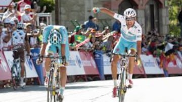 Fabio Aru celebra en Cercedilla su victoria en la Vuelta junto a su compañero Luis León Sánchez.