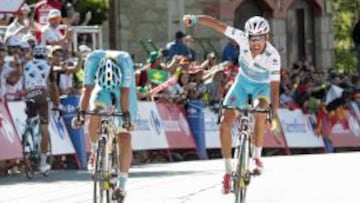 Fabio Aru celebra en Cercedilla su victoria en la Vuelta junto a su compa&ntilde;ero Luis Le&oacute;n S&aacute;nchez.